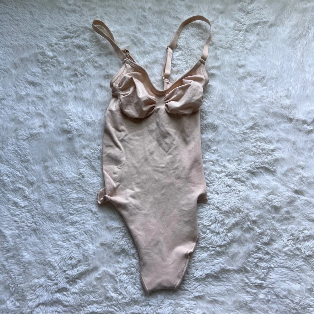 SKIMS‎ Women's Sculpting Seamless Plunge Bodysuit Sand Beige Size Small NWOT